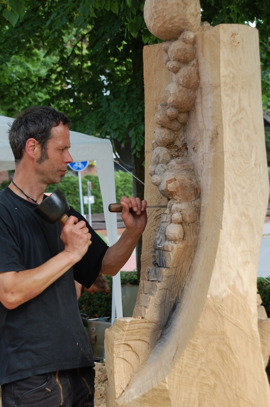 Bildhauer Thorsten Schütt arbeitet an der Erstellung der Gedankenkugeln. Den Hintergrund seines Werkes hatte er bis zur Finisage geheim gehalten  | Bild © Martina Gerdes